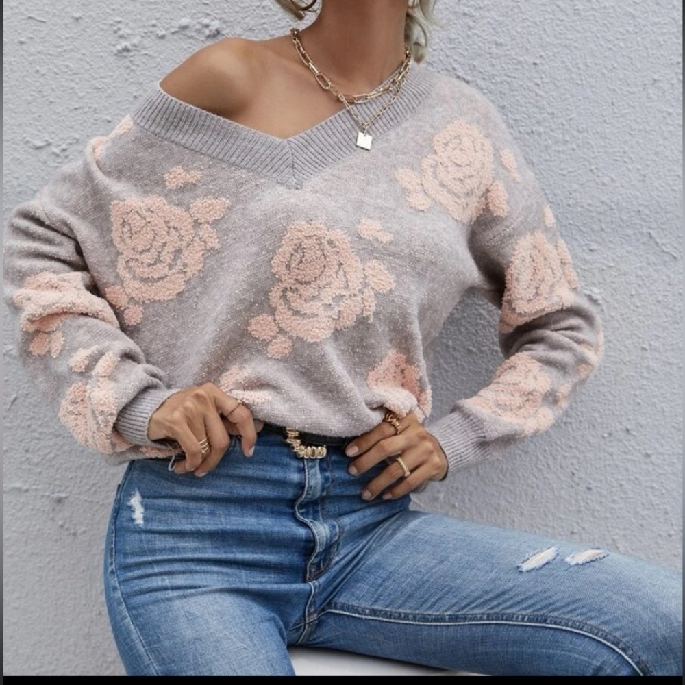 New gray v neck floral print  sweater - Picture 2 of 5